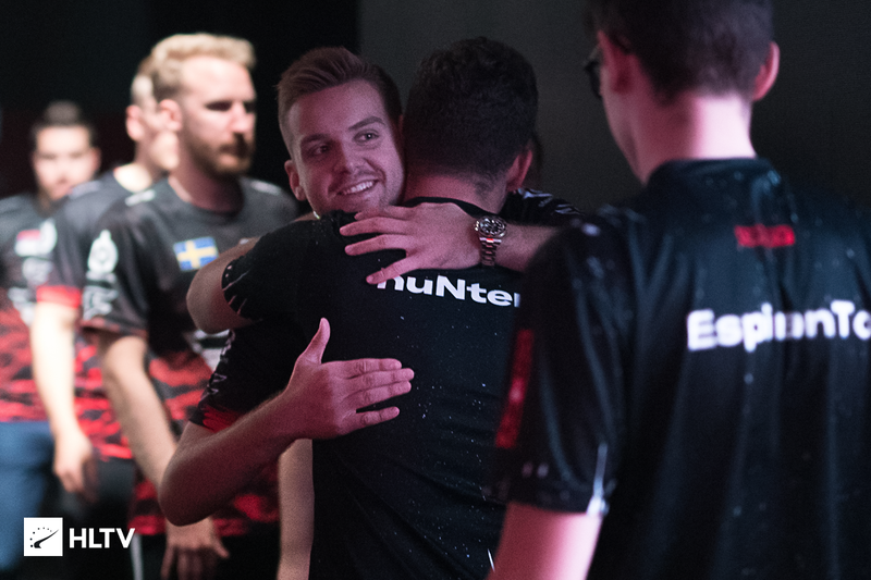 目前LCK联赛前三名的队伍是：DK、BRO、T1 Deft选手、Canyon选手、Zeka选手、Clozer选手